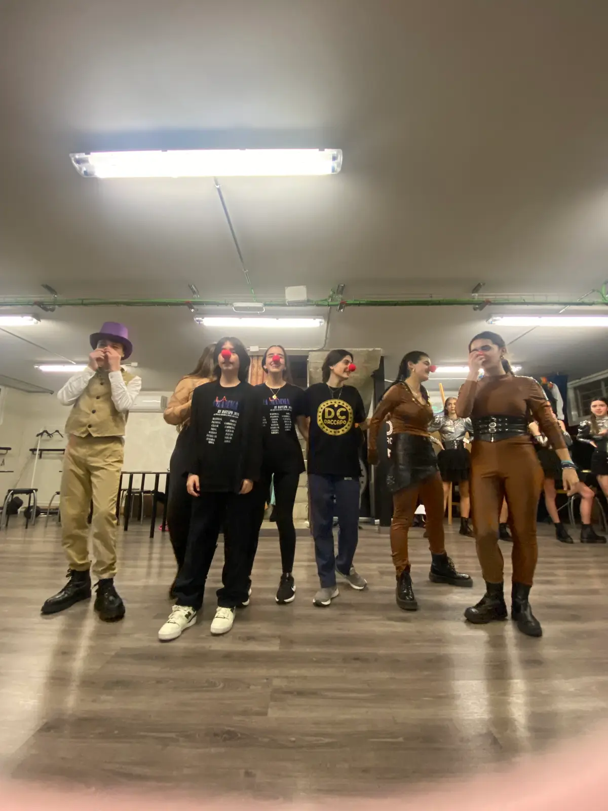 Un grupo ensaya en la sala, en formación.